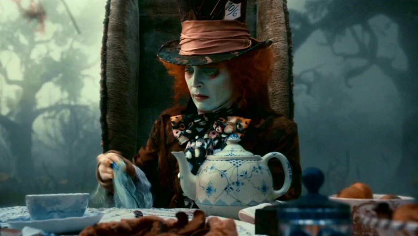 алиса в стране чудес 2010 шляпник. алиса в зазеркалье чаепитие у шляпника. алиса чаепитие у шляпника. шляпник пьющий чай. болванщик бертон.