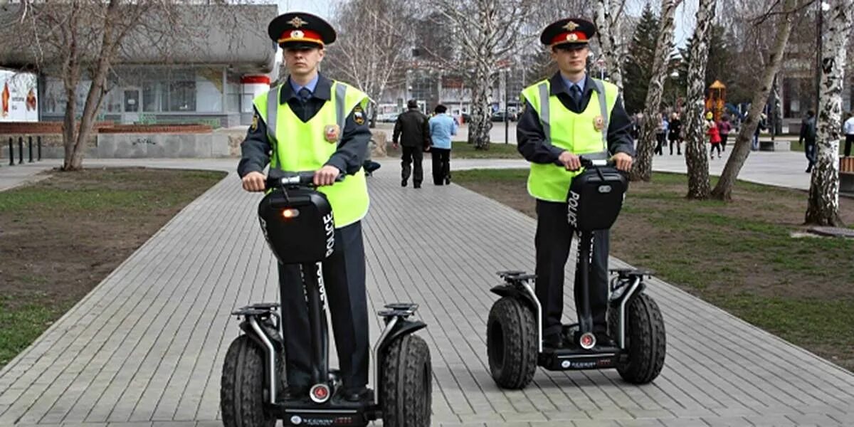 Со скольки можно ездить на самокате. Segway p100s. Полицейский на самокате. Полиция на сигвеях. Двухколесный автомобиль.