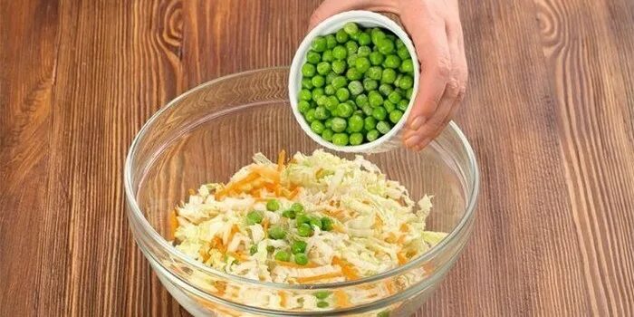Салат из капусты с горошком. Салат с капустой и горошком. Салат с капустой и горошком. Свежая капуста горошек. Салат с капустой и горошком.