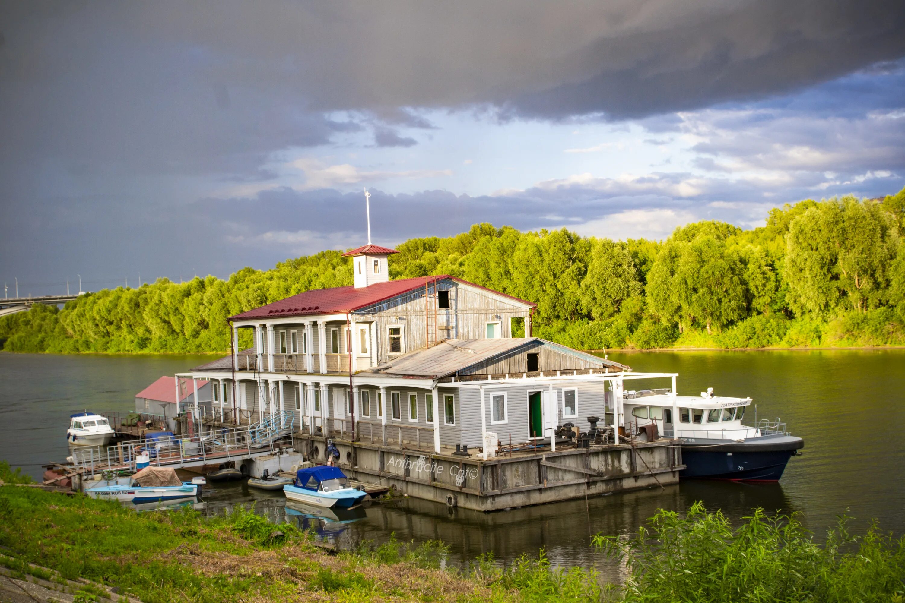 плавучая пристань дебаркадер. дом с причалом. дом пристань. хаусбот ладожское озеро. понтонная плавдача.