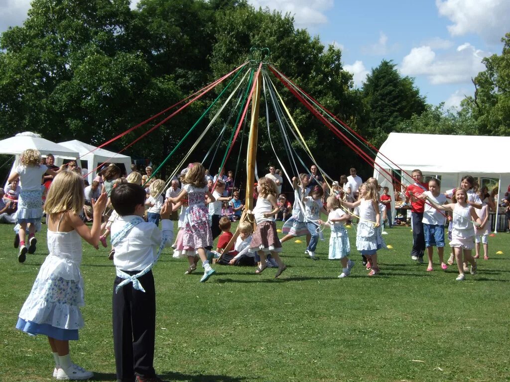 День победы текст на английском. When is may day celebrated. Мэй дэй в англии. Бельтайн майское дерево. Мэй дэй праздник в великобритании.