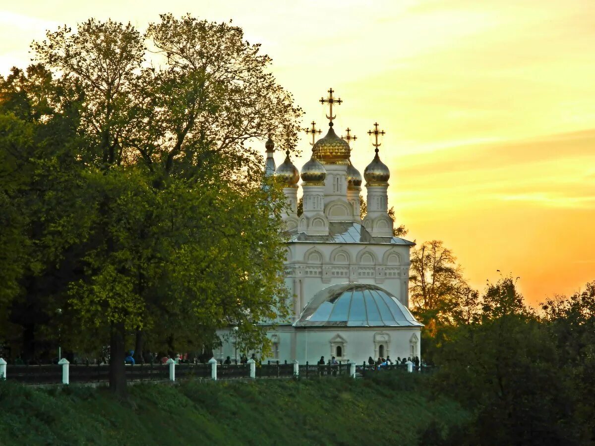 Золотые купола Рязань Кремль. Рязань березы и храм. Русская Церковь осень Рязань. Храм лето. Березовый храм