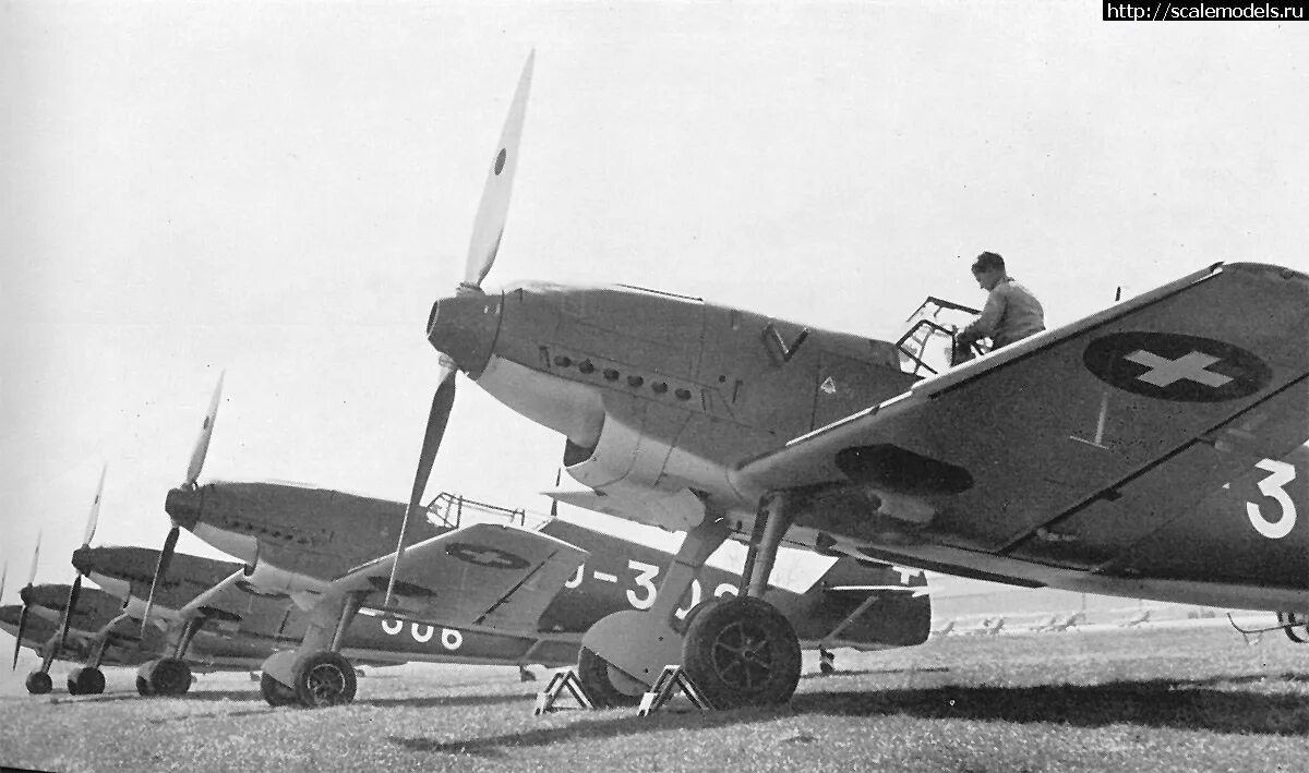 Самолет 1800. ВВС Швейцарии во второй мировой войне. Ме-109 ВВС Швейцарии. Швейцарская Авиация 2 мировой. Истребители Швейцарии во второй мировой войне.