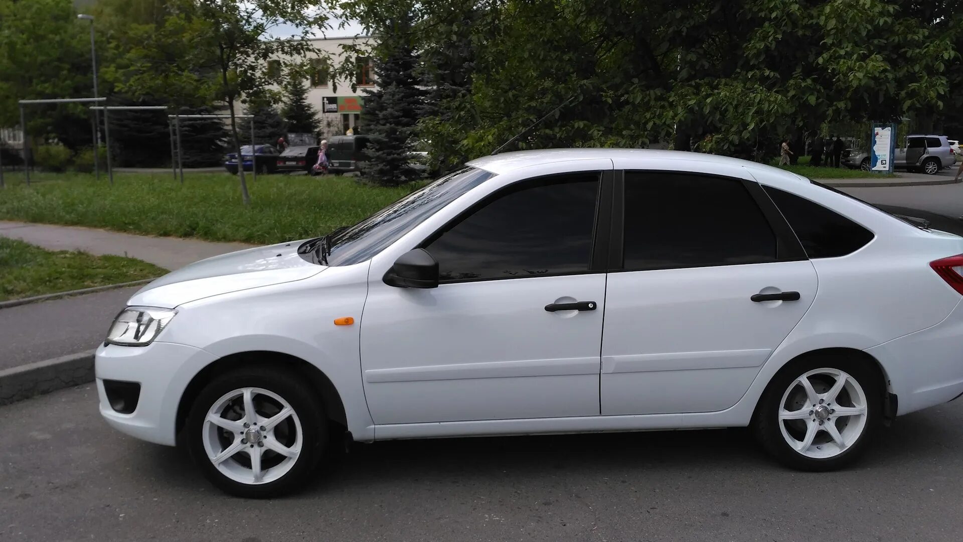 Гранта лифтбек r15. Лада гранта лифтбек r15. Гранта лифтбек на 15 дисках. Лада гранта лифтбек r15. Lada granta 16 диски.