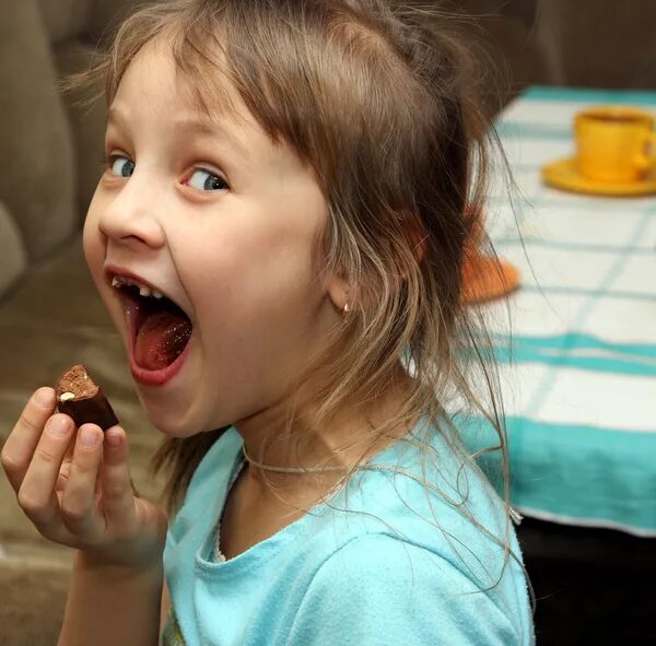 Детям есть конфеты. Девочка ест конфеты. Маленькая девочка ест конфеты. Маленькие детки кушали конфетки. Дети едят конфеты.