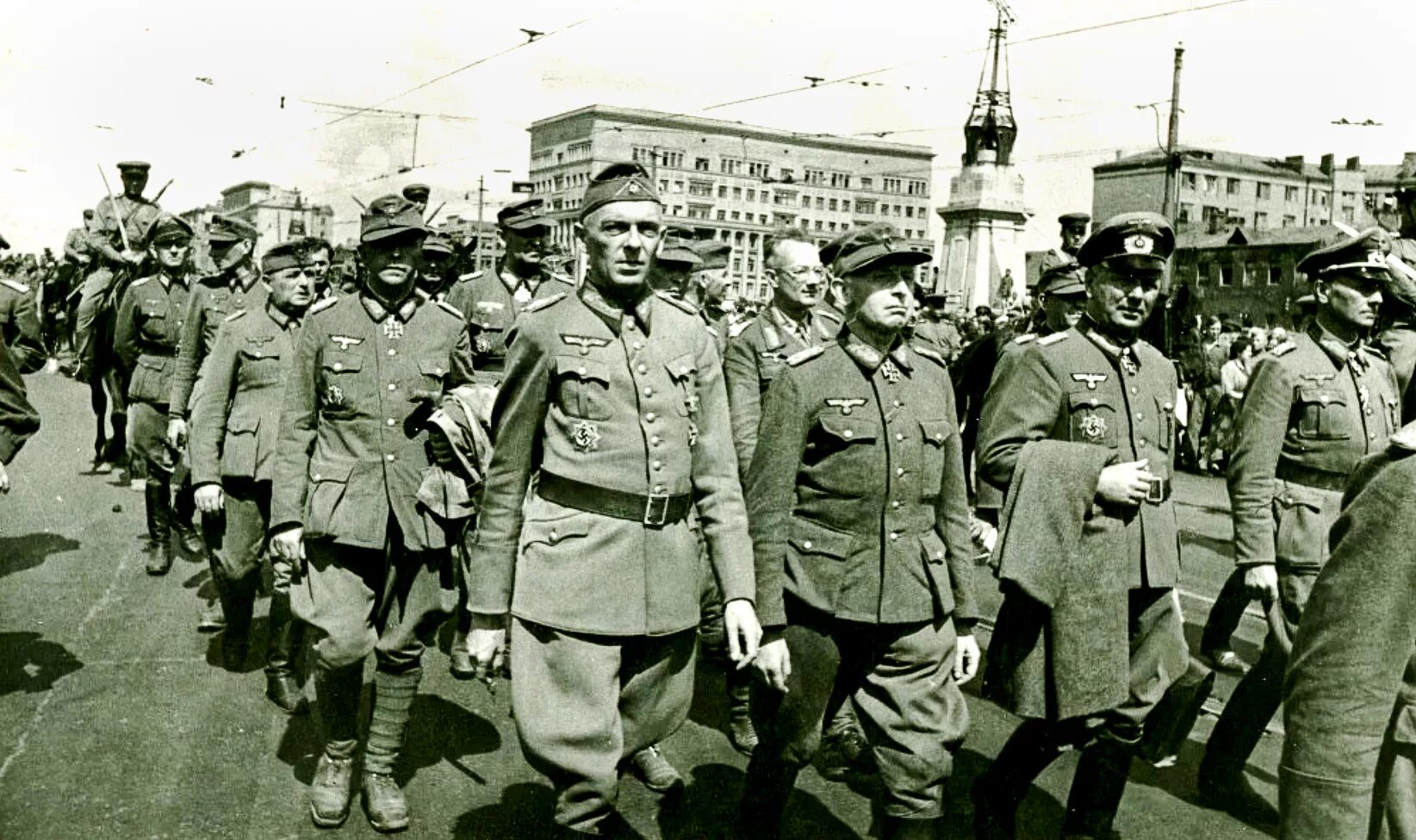 Парад военнопленных немцев в Москве 1944. Парад побежденных 17 июля 1944 года. 17 Июля 1944 парад военнопленных в Москве. Марш пленных немцев в Москве 1944 года парад побеждённых. Июль 1944 операция