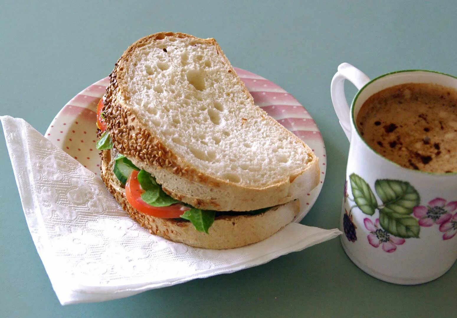 Какао с бутербродами