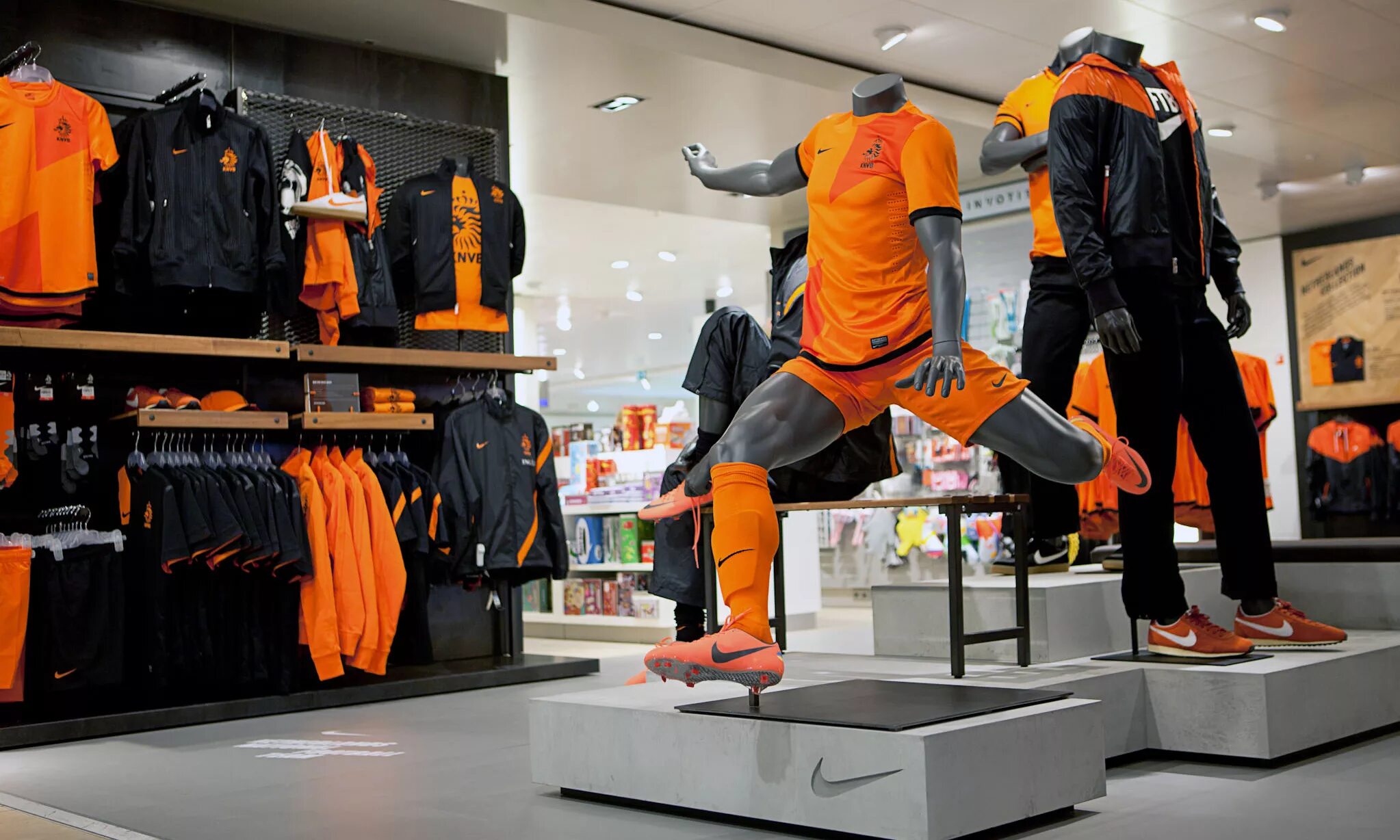 Купить магазин nike. Nike Magazin Turkiya. Nike Europe shop. Витрина спортивной одежды.