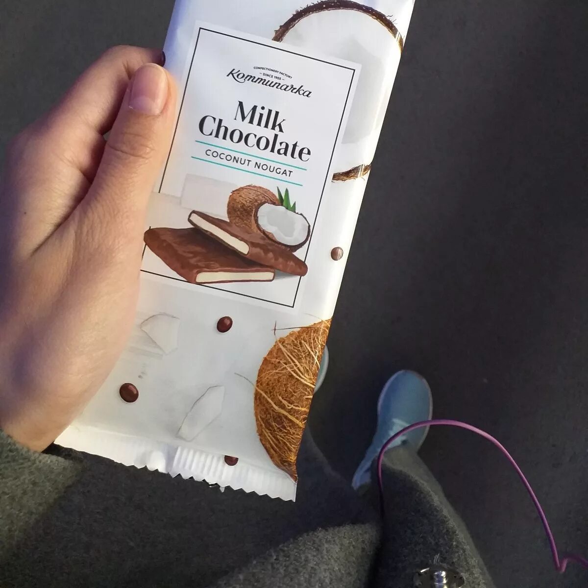 Подарили шоколад. Конфета в руке. Девушка с шоколадом в руках. Плитка шоколада в руке. Конфеты шоколад.