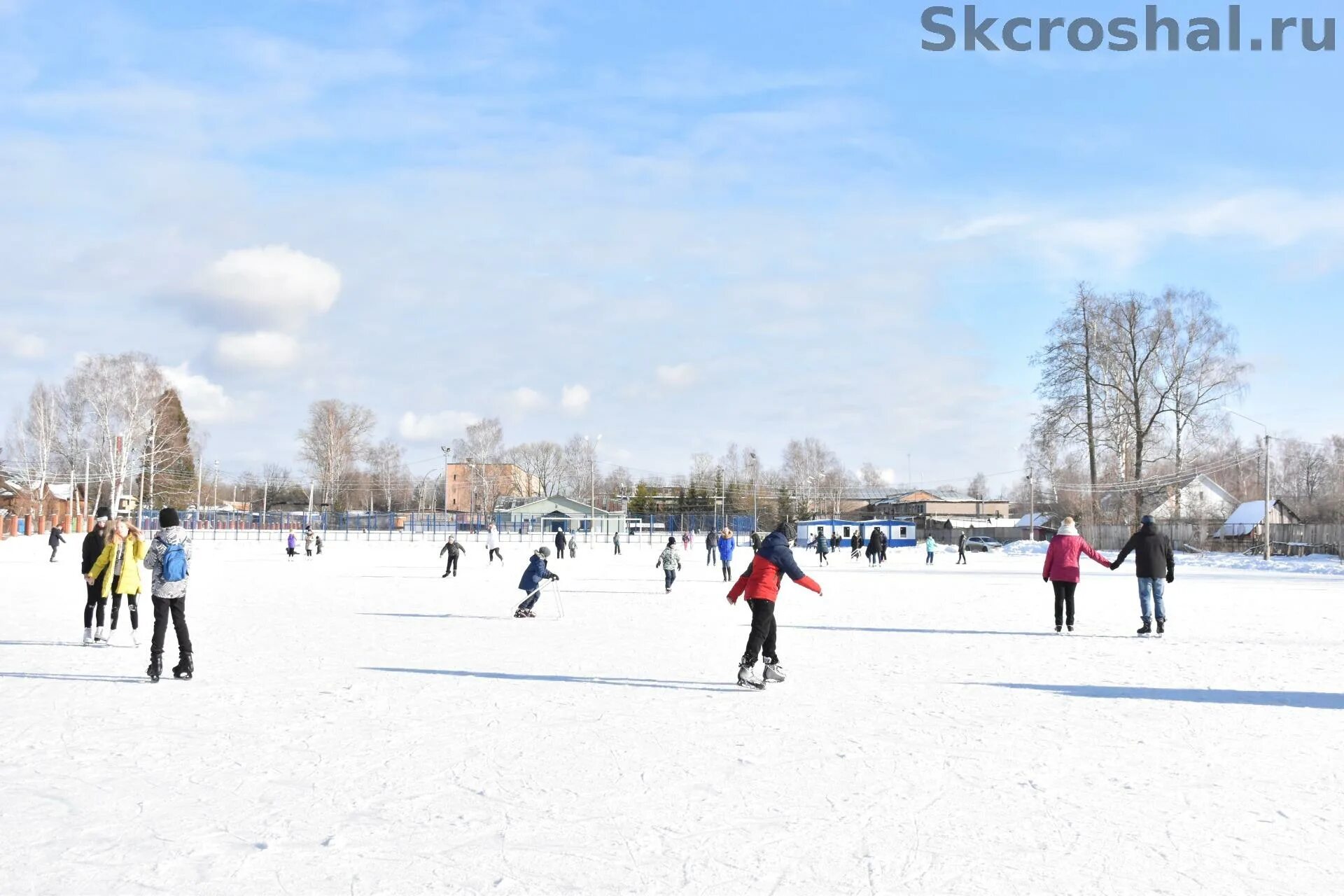 Стадион рошаль. Каток в пойме царицы волгоград. Ледовый каток в парке горького в москве. Парк измайлово каток. Каток вднх люди.