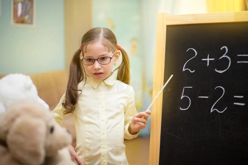 Девочка учит. Девушка птица. Мама с дочкой готовят. Девочка учит. Педагог и игрушка.