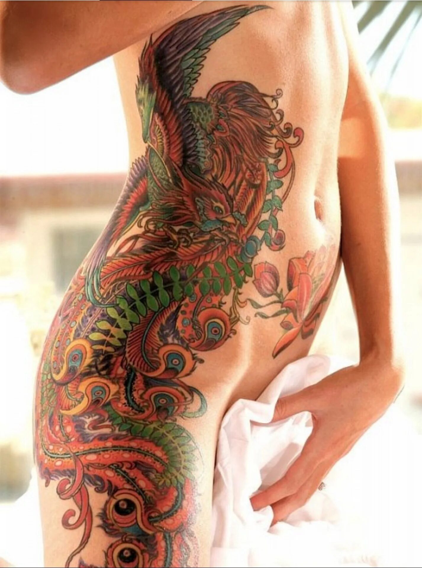 тату дракон. дракон на бедре у девушки. тату дракон на лопатке. тату дракон женские. татуировка дракон женская.