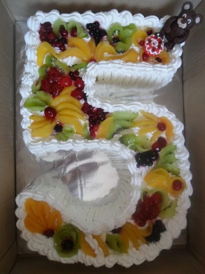 Торт формы 5. Украшение детского торта цифры. Торты в виде цифр с фруктами. Торт цифра 5. Торт цифра украшение фруктами.