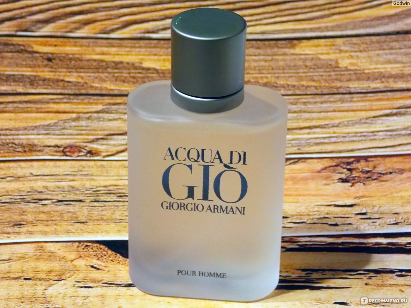 Мужская туалетная вода Armani acqua di gio pour homme. Армани Аква ди Джио в 90 х. Мужские духи Джорджио Армани Аква голубые. Армани Аква ди Джио мужские чем отличаются Абсолем от пор хом. Di gio giorgio armani pour homme