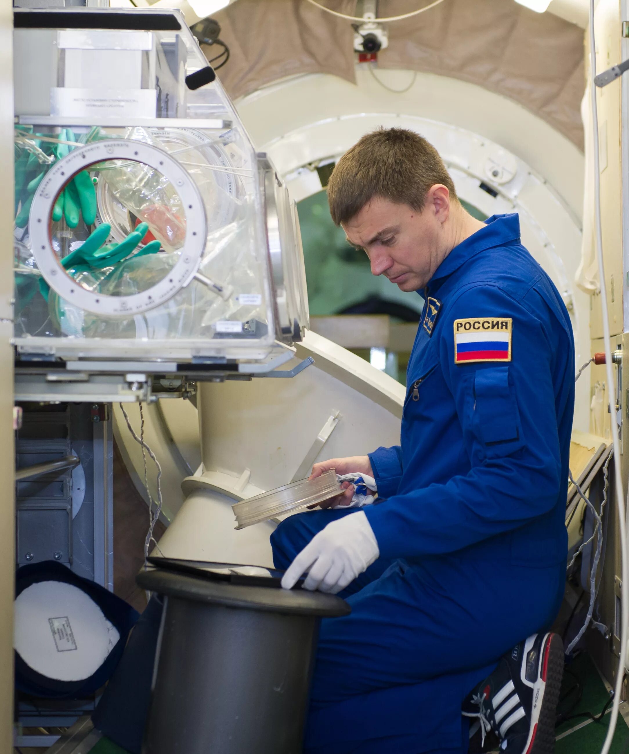 Для измерения массы на мкс используют. Космонавты в космическом корабле. эксперименты в космосе. опыты на мкс.