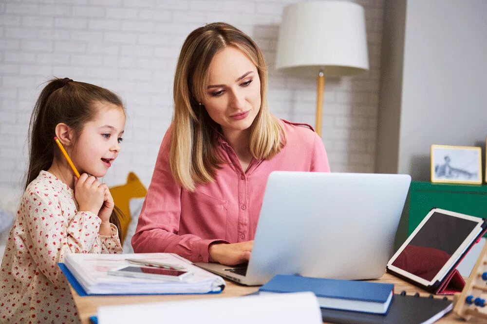 Девушка фрилансер. Женщина фрилансер. Удаленная работа дома. Работа дома. Домашняя работа женщины.