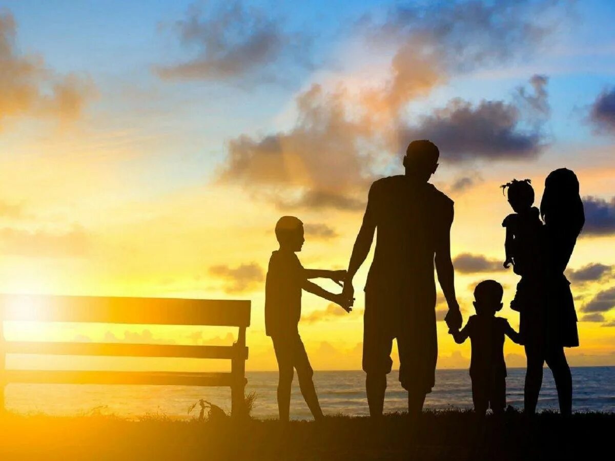 Силуэты семьи с детьми. Ребенок в семье. Фотосессия с двумя детьми. Семья на прогулке. Летняя фотосессия семьи.