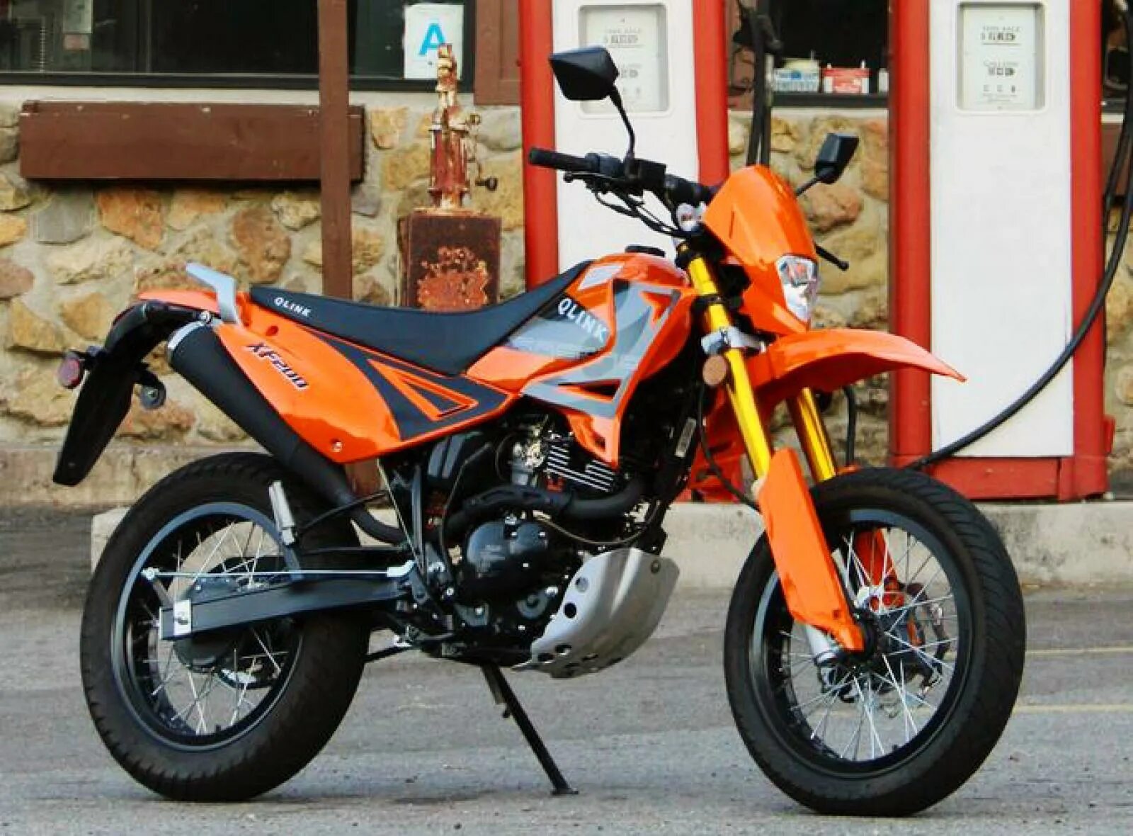 Недорогие байки. KTM 690 мотард. Мотоцикл дешевый. Мотоцикл обычный. Дешевый мотик.