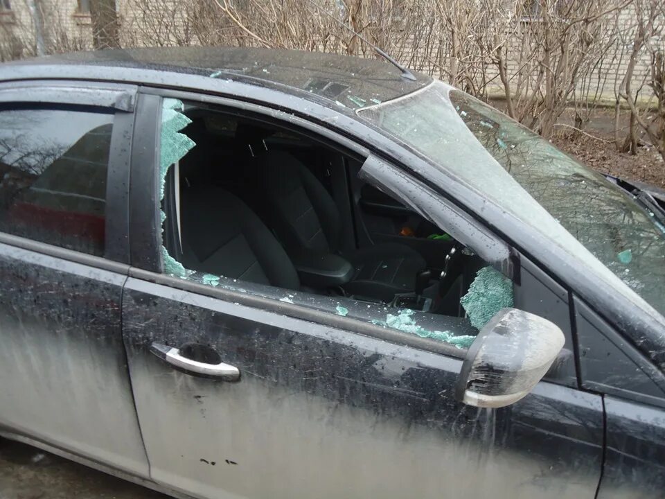 Разбитое боковое стекло машины. Разбитие бокового стекла. Машина с разбитым боковым стеклом. Разбитое стекло на черной машине.