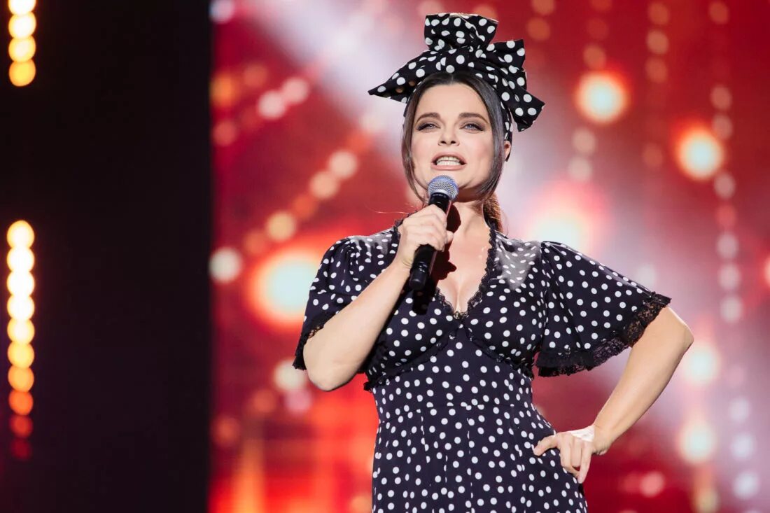 новые песни в исполнении девушек. фотосессия с гитарой. фотосессия с гитарой на природе. музыкальные картинки. девушка диджей.