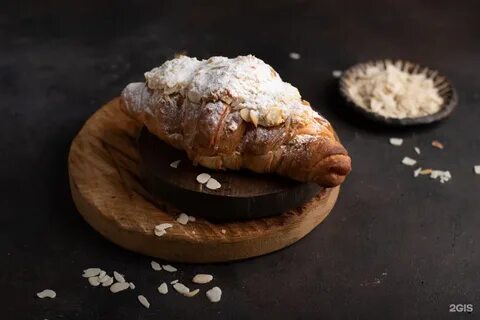 Круассан с миндалем