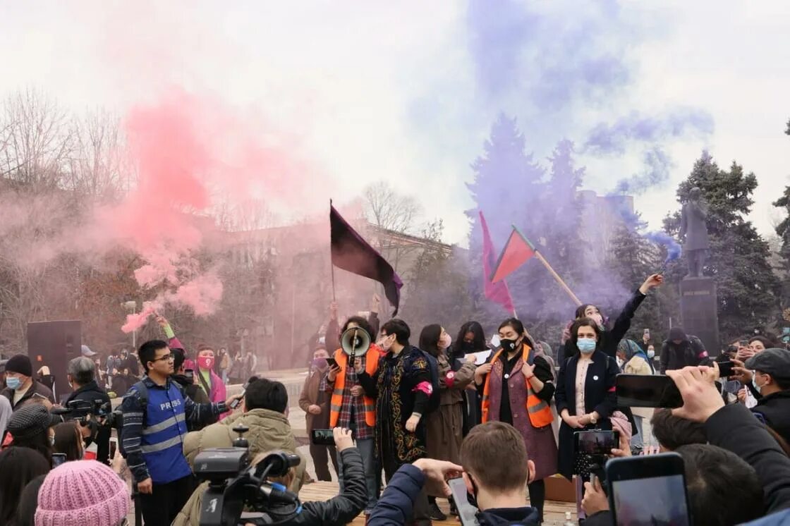 Митинг феминисток в Алматы. Парад феминисток в Алматы. Марш феминисток. Алма Ата митинги за феминизм. Парень заехал в центр митинга феминисток