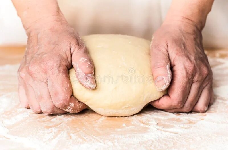 Женщина месит тесто. Женщина замешивает тесто. Руки женщины месят тесто. Замесила баба тесто. К чему снится замешивать тесто