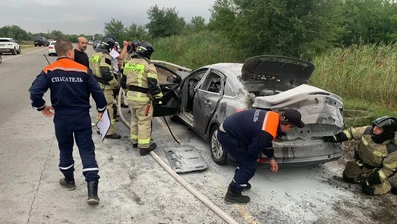 Погода в минводах на 14 дней. Авария в Минеральных Водах. Службы спасения. Машины спасения. Пожарный возле машины.