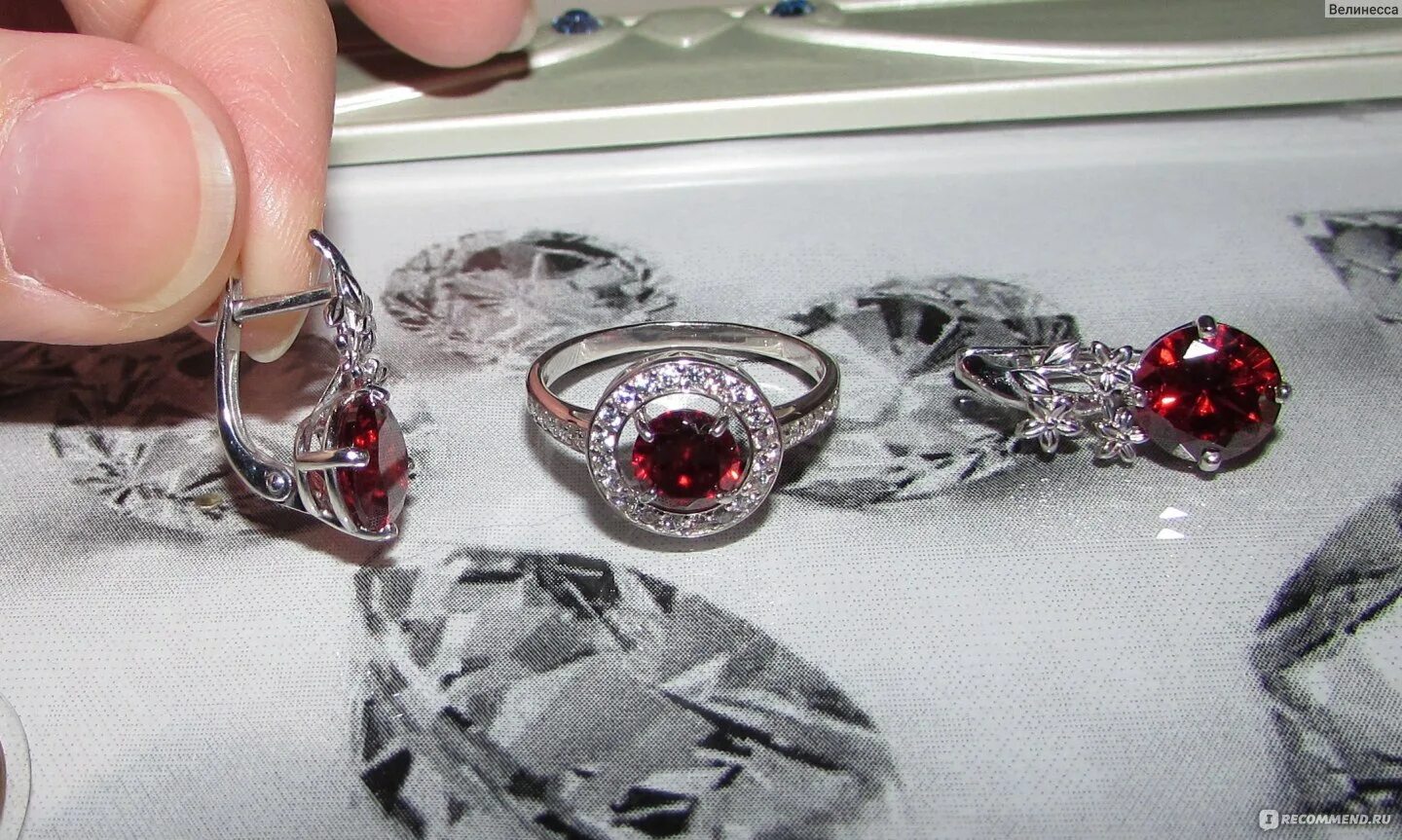 Камень гранат и рубин. Гранат альмандин и рубин. Камень гранат и рубин отличия. Гранат и рубин отличия. Гранат альмандин и рубин.