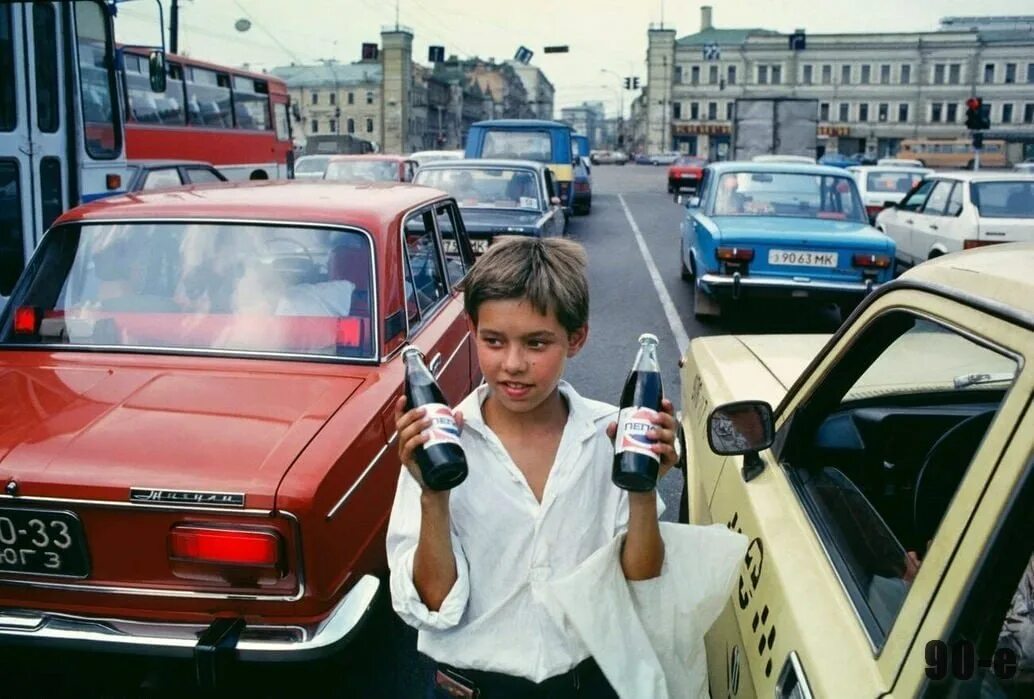 Назад в ссср. Лихие 90-е в России. Лихие 90 в Москве. Россия 90е беспризорники. Жизнь в 90е в России.