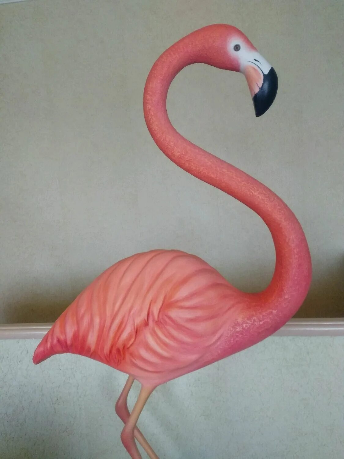 Розовый фламинго поделка. Фламинго мастер класс. Фламинго с изолона. Фламинго из изолона мастер. Брошь фламинго из бисера мастер.