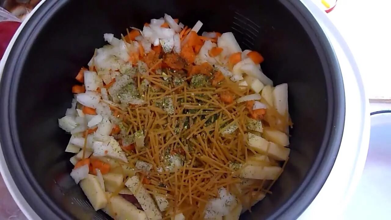 Суп с курицей в мультиварке рецепты. Суп в мультиварке из курицы. суп с лапшой в мультиварке. суп в мультиварке с мясом. куриный суп в мультиварке редмонд.