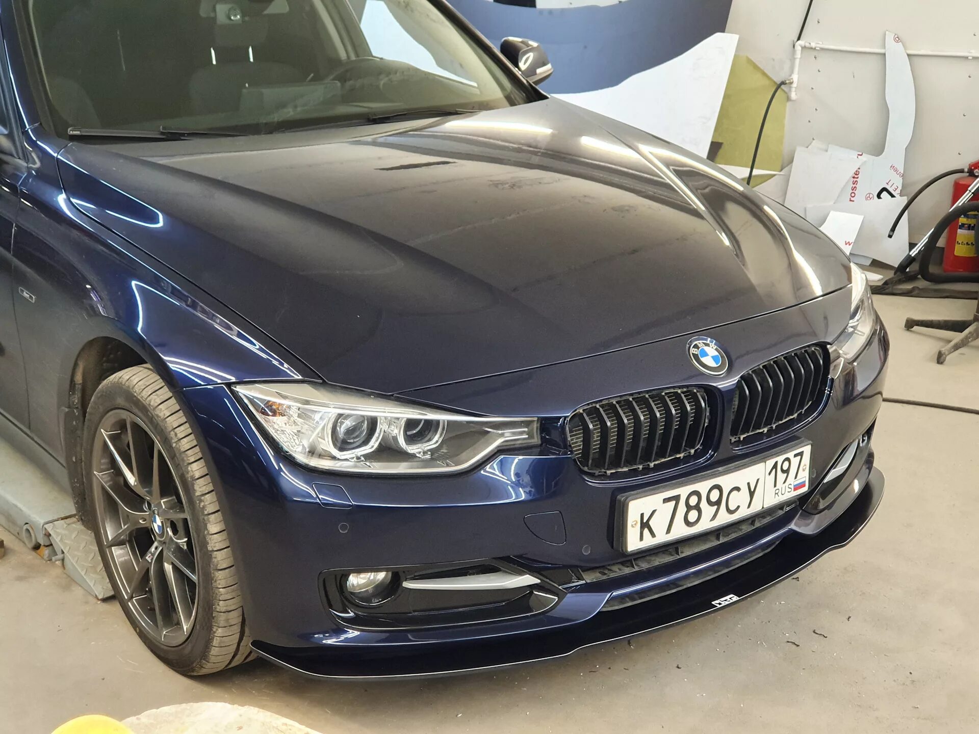 Bmw f30 дорест. Передний сплиттер bmw f30. сплиттер переднего бампера бмв f30. сплиттер на бмв ф36. сплиттер bmw f30 без м пакета.