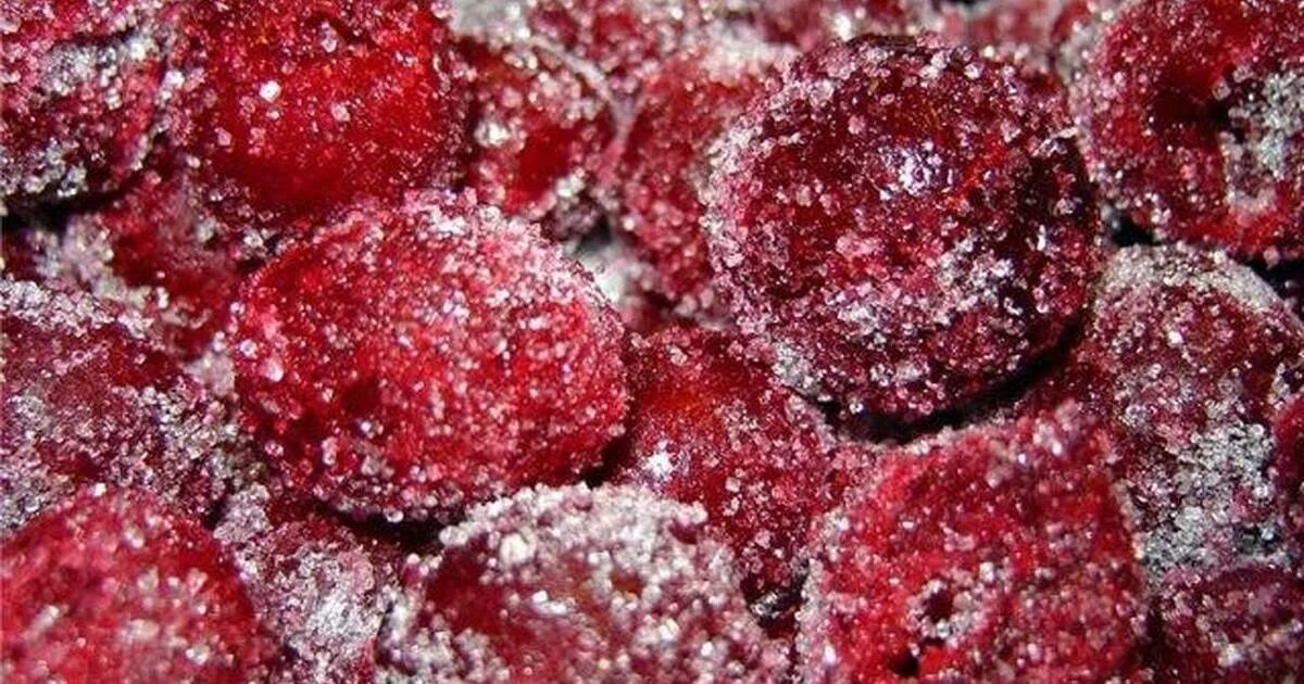 засахаренная вишня. ягоды в сахаре. засахаренная клюква. вишня замороженная в сахаре. ягоды в сахаре.