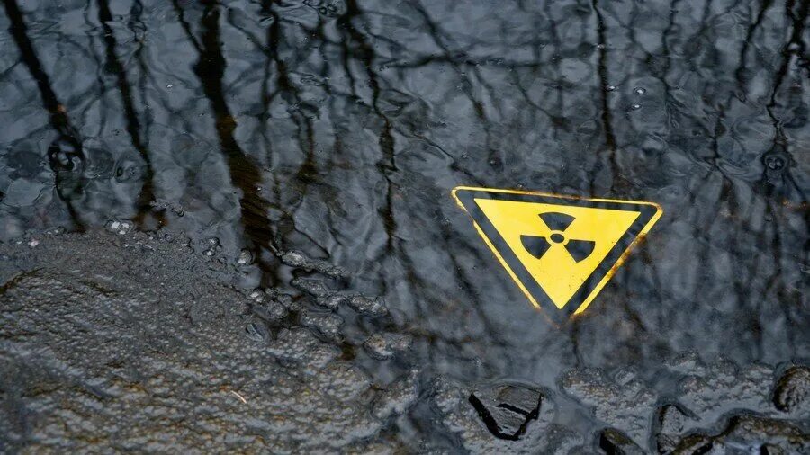 Обнаружили радиоактивную. Знак ядерной опасности. Значок урана радиационно опасный. Радиоактивные частицы фото. Урановые угрозы.
