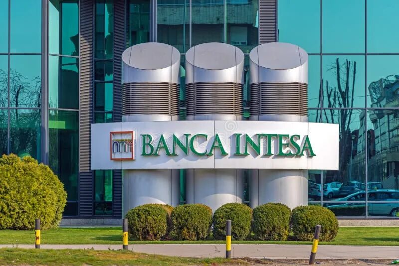 Banca intesa. Банк Интеза. Здание банка Интеза в Италии. Интеза логотип. Компания интеса.