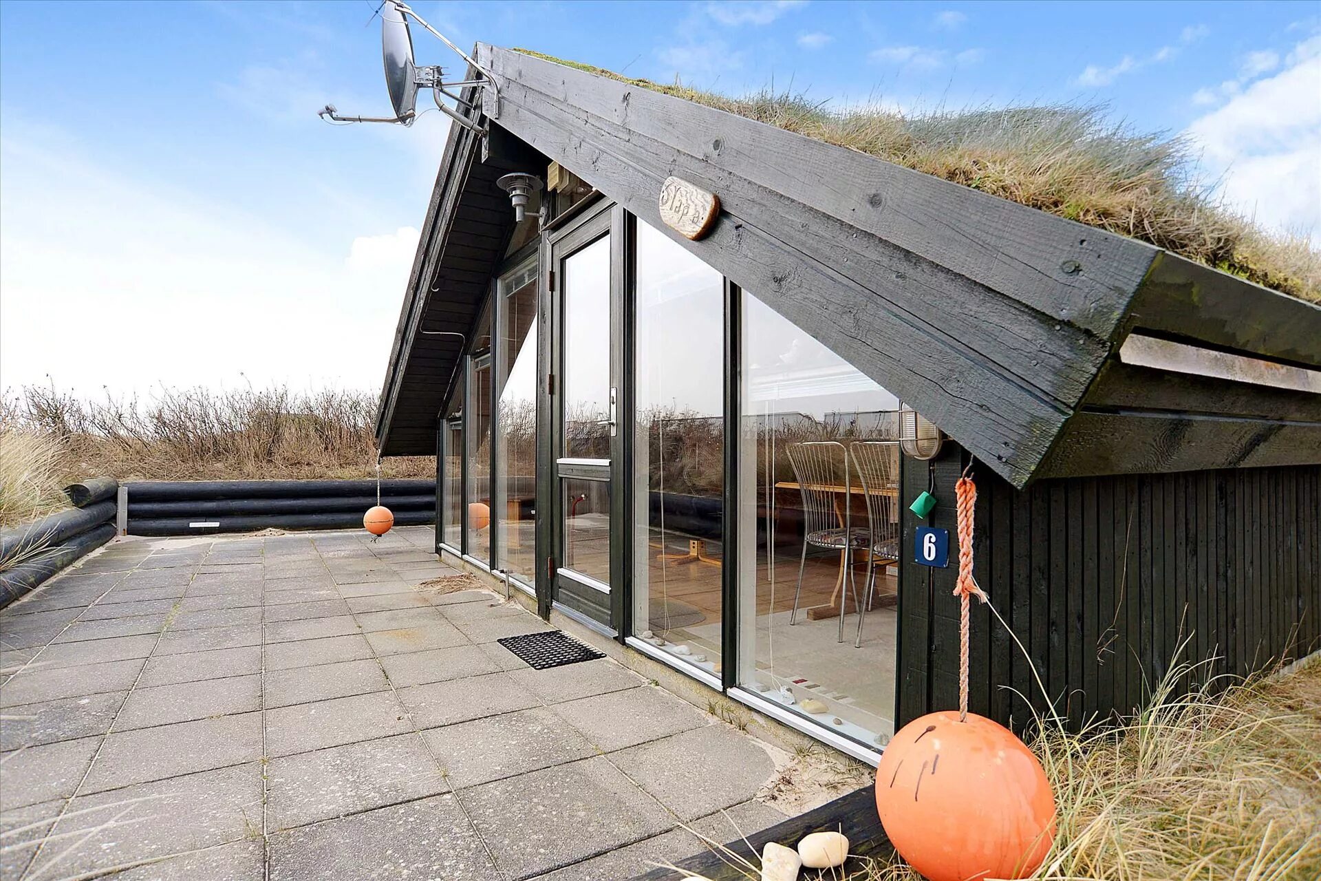 Земляная крыша. Дом с Земляной крышей. Крыша из дерна. Земляная крыша в Дании технология.