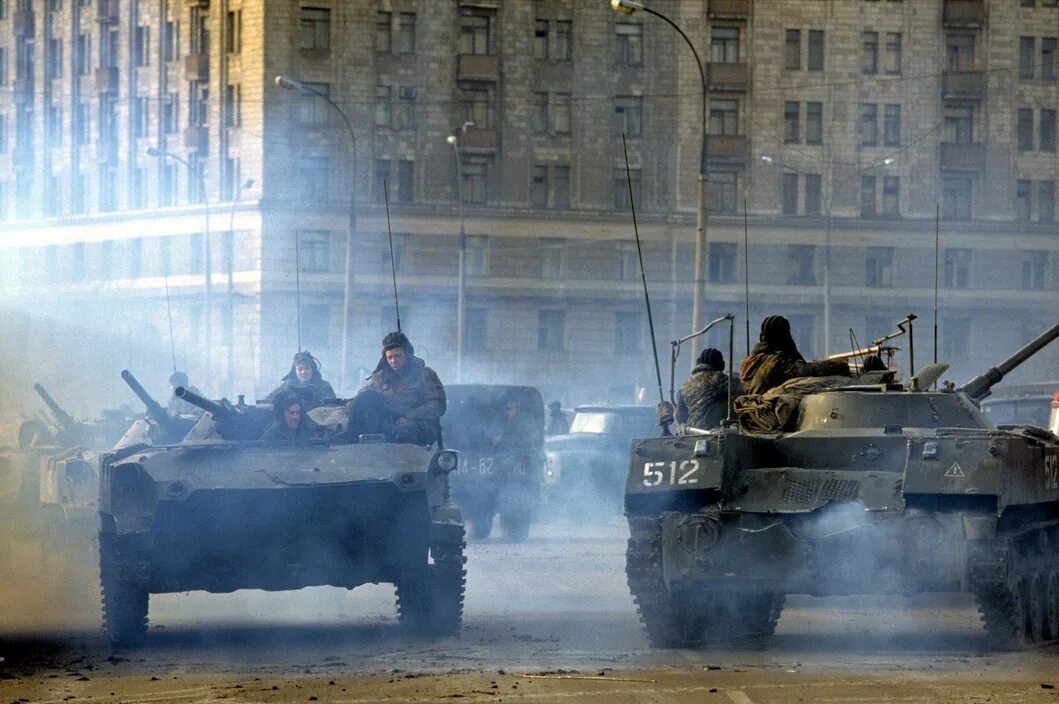 Чрезвычайные ситуации военный режим. Путч 1993 ОМОН. Танки белый дом 1993. Белый дом Москва 1993 обстрел. Путч 1993 БТР.