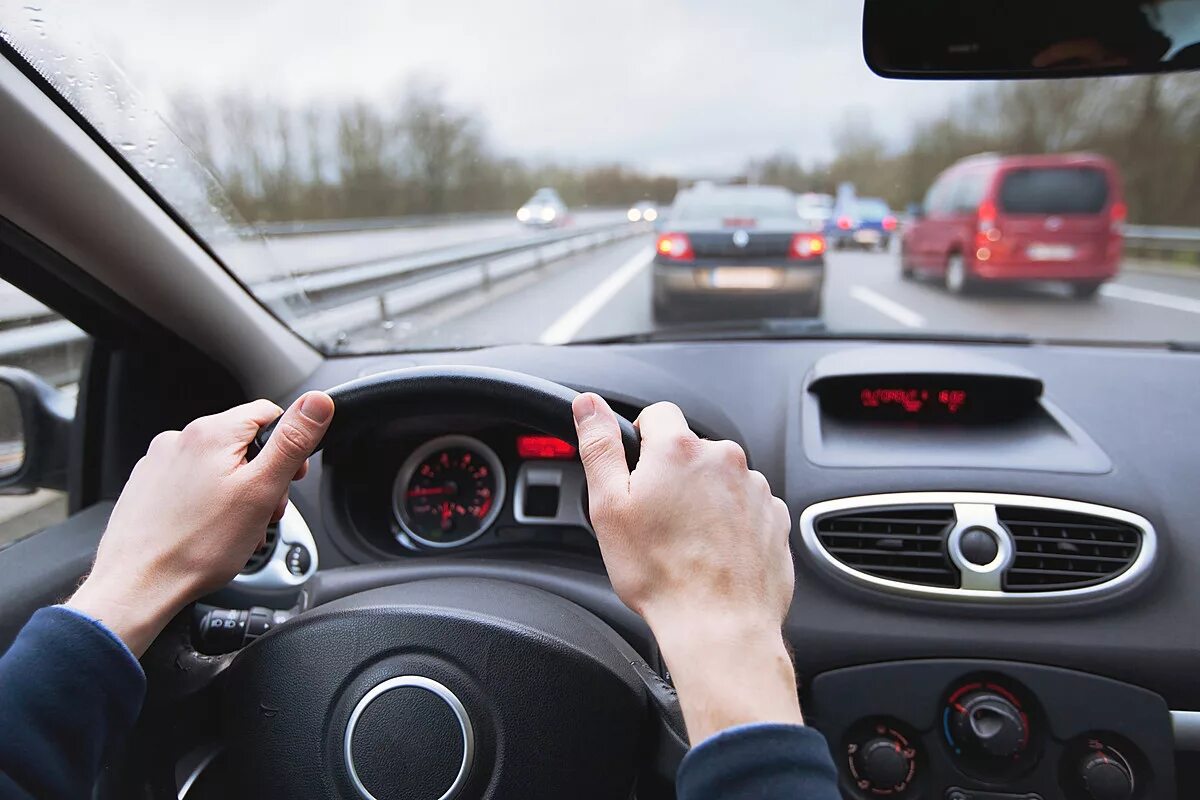 Driver main. Вождение автомобиля. За рулем автомобиля. Защитное вождение. Безопасное вождение автомобиля.