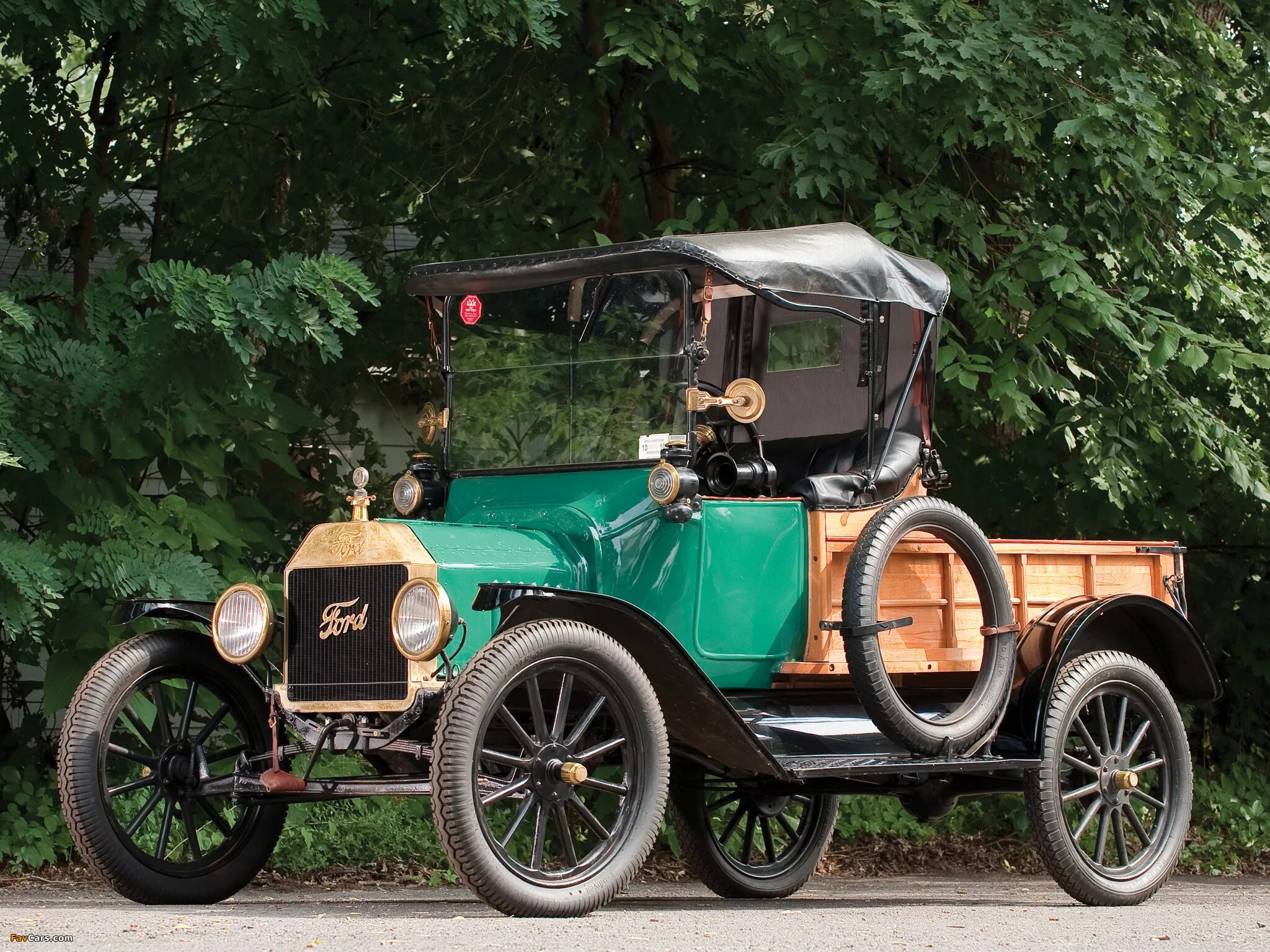 Первый автомобиль на бензине. Ford t 1915. Ford model t. Ford model t Pickup. Ford model t Roadster.