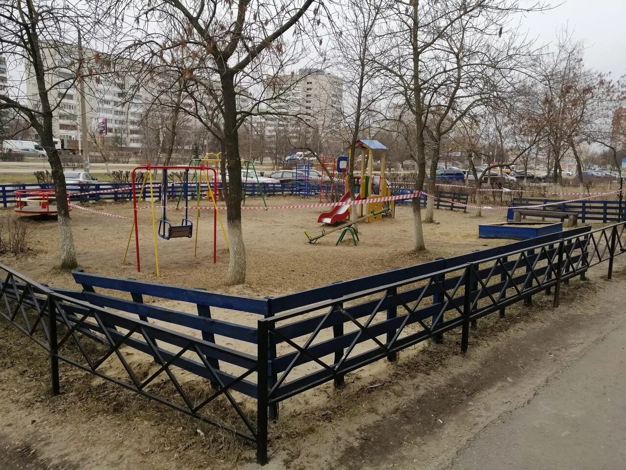 Спортивная площадка закрыта. Закрытой площадке. Почему закрыли площадки. Закрытая детская площадка. Ограждение детской площадки.