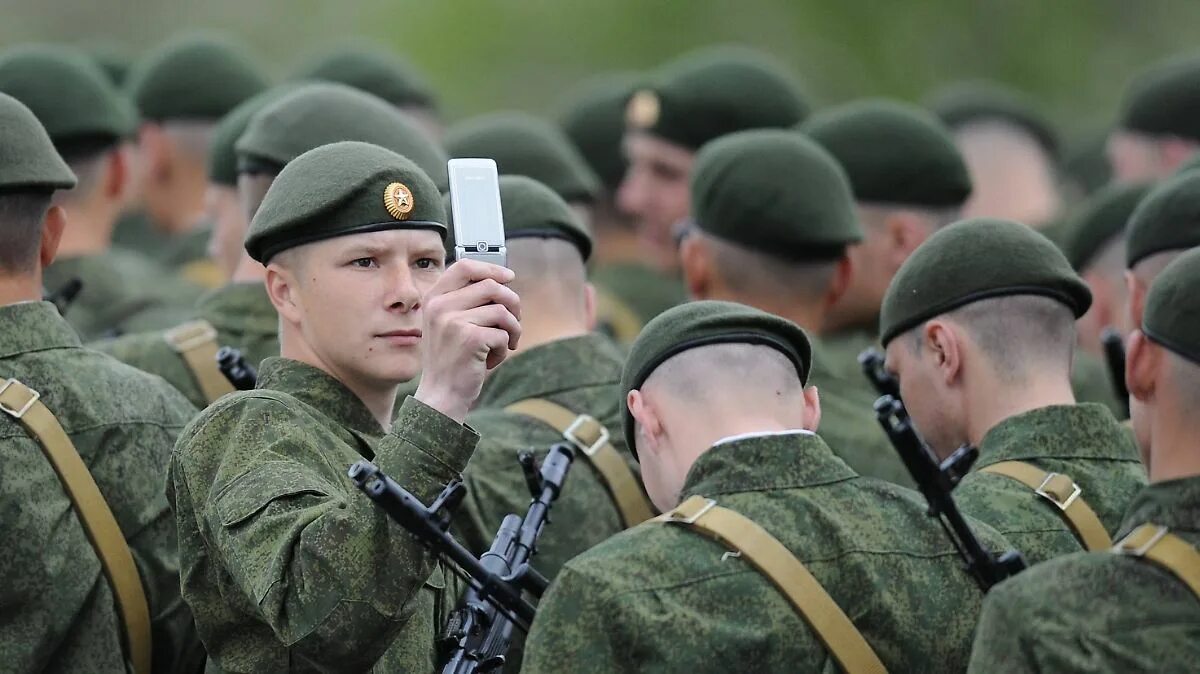 Хорошо ли быть военным. Ли военный. Русские солдаты звонят матерям. Звоночки от солдата. Русские солдаты говорят по мобильного между собой.
