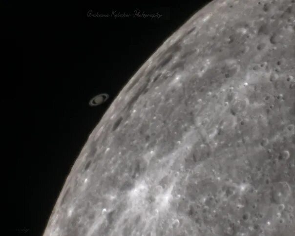 Луна сатурн женщина. Покрытие Сатурна луной. Сатурн за луной. Фото Луны и Сатурна. Луна 08.06.2001.
