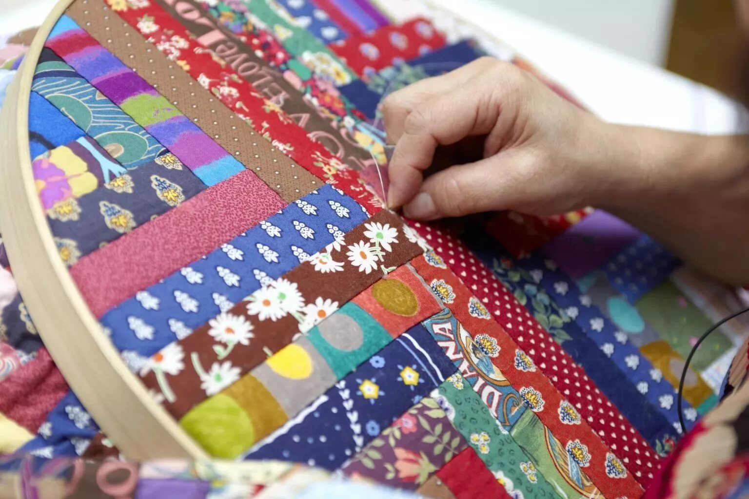 Лоскутное одеяло уитни отто. Пэчворк одеяло. Шитьё из лоскутков для начинающих пэчворк. Пэчворк курпе. Пэчворк одеяло.