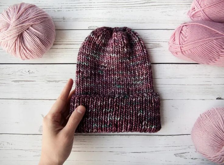 Simple hats. Шапка бини женская МК. Шапка бини резинкой 1 на 1. Вязаная шапка резинкой. Шапка патентной резинкой.