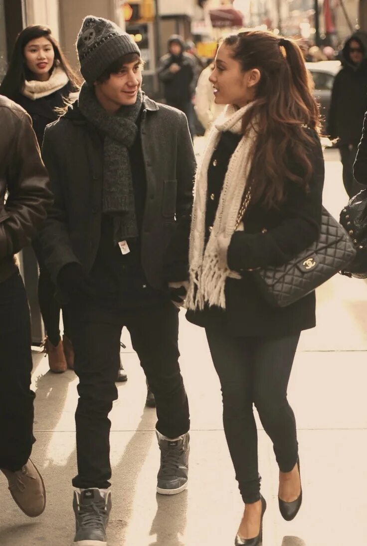 Boyfriend brunette. Ariana grande boyfriend 2022. Муж Арианы Гранде.