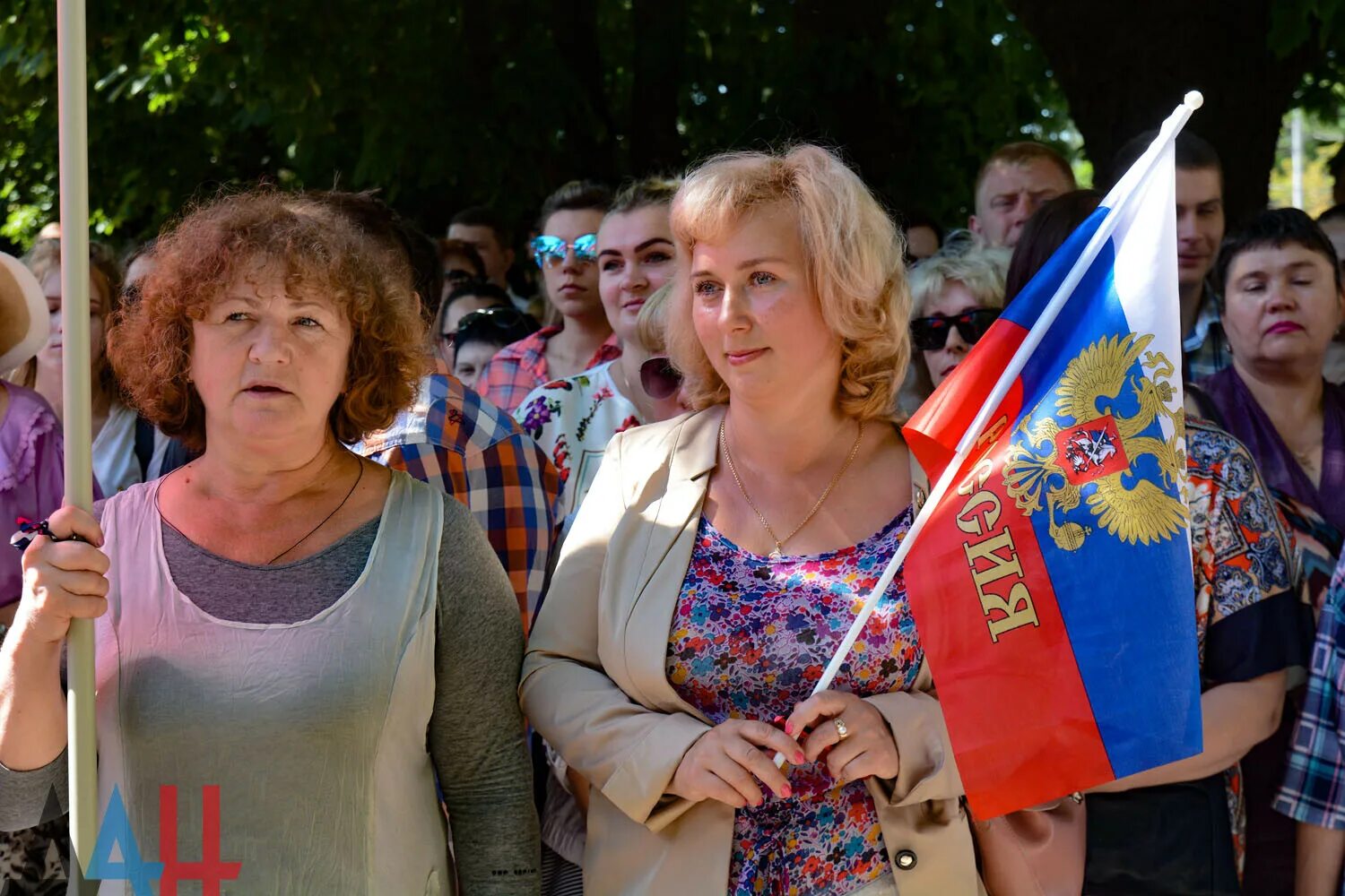 Донецк население. Жители донецка. Жители донецка. Жители донецка. Парад пленных в донецке.