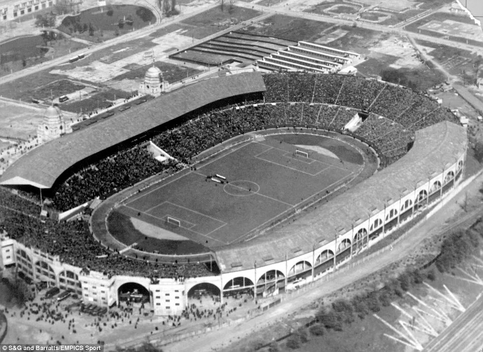 Стадион уэмбли старый. Уэмбли стадион старый. Уэмбли (1923). Стадион Уэмбли 1923 год. Стадион Уэмбли в Лондоне старый.