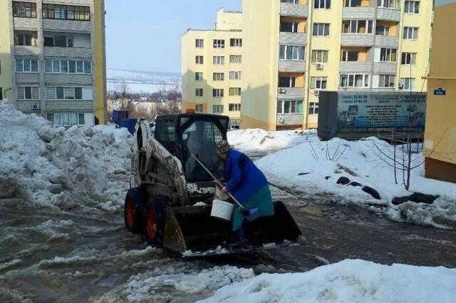 Вакансия уборщица саратов ленинский район. Ковш. Человек в ковше.на.бобкэте. Крутиться в ковше.