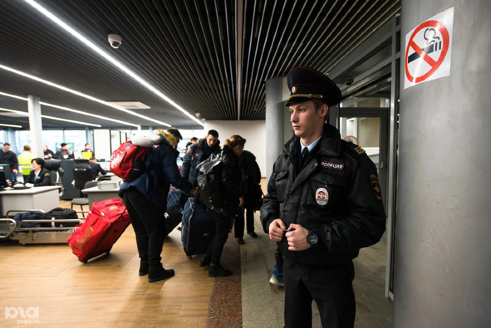 Полицейский в аэропорту. Транспортная полиция. Полиция на транспорте. Российская полиция в аэропорту. Телефоны транспортной полиции